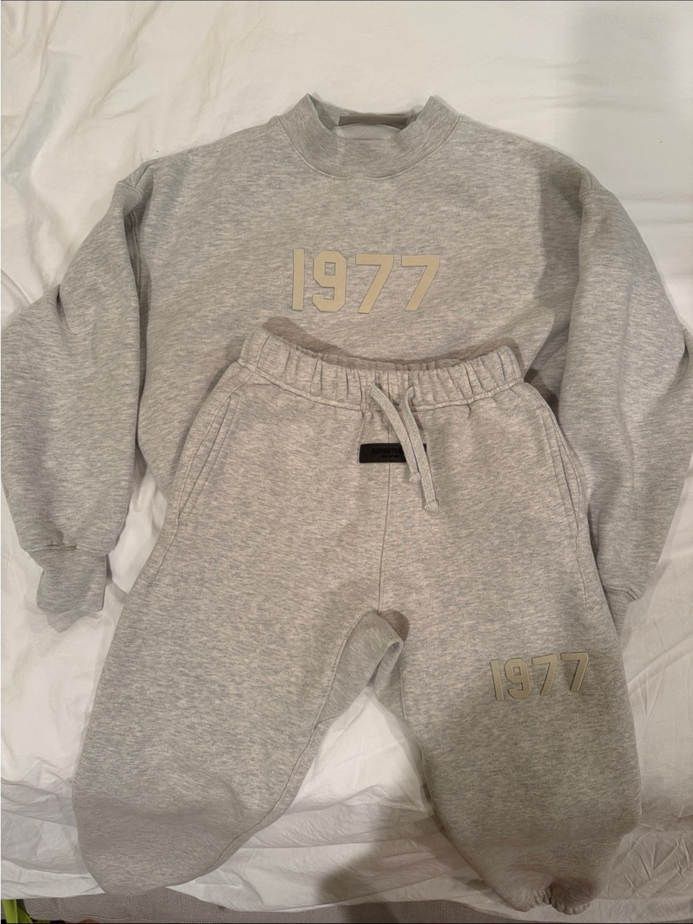 Essentials Kids Light Grey '1977' Sweatshirt & Jogger Pajama Set